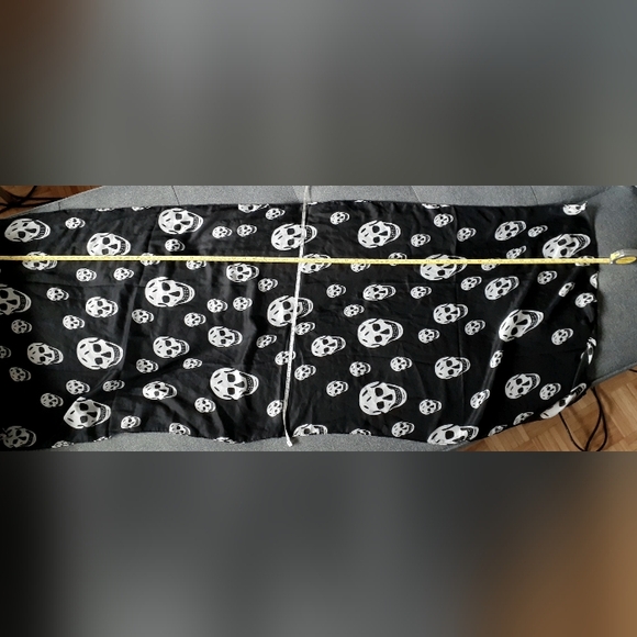2/$20! Sheer silk skull printed scarf, large but lightweight - Picture 4 of 6
